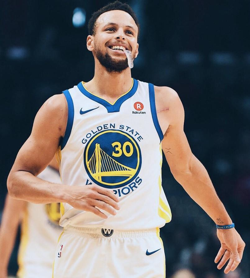 开云体育app中国-库里重返赛场，重要助攻首场状态出色，MAD观众沸腾！-开云体育app中国